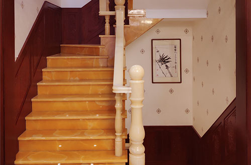 三穗中式别墅室内汉白玉石楼梯的定制安装装饰效果